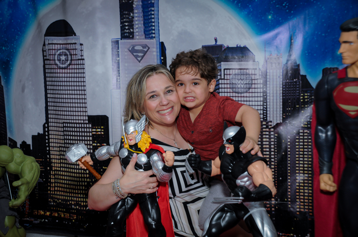 carinha da mamãe em frente a mesa decorada no Buffet Fábrica da Alegria Morumbi