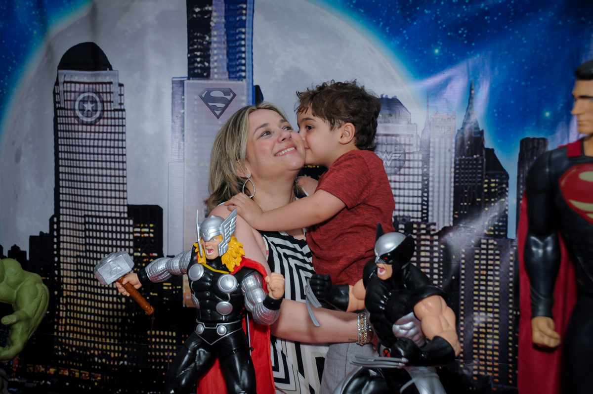 Enrico dando beijinho em sua mãe no Buffet Fábrica da Alegria Morumbi