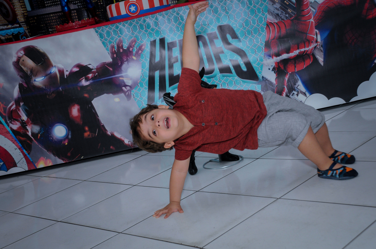 Enrico brincando em frente a mesa decorada super heróis no Buffet Fábrica da Alegria Morumbi