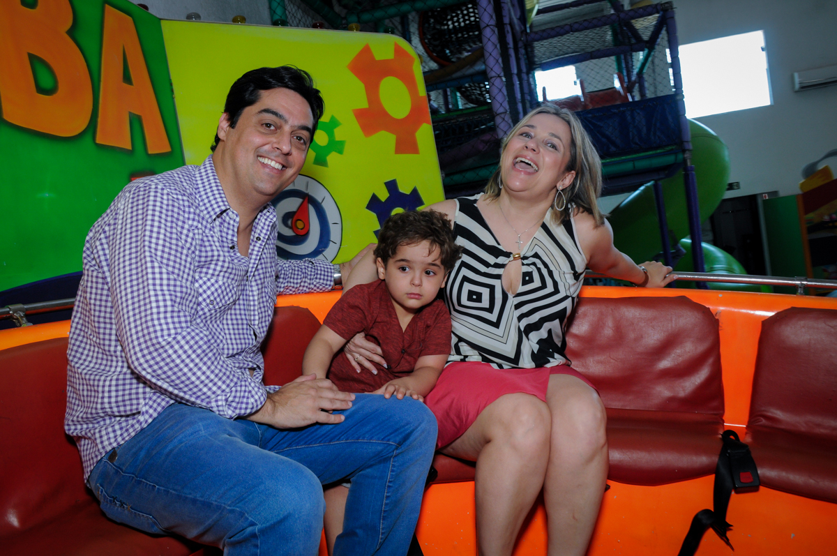 O aniversariante brincando com seus pais no labamba no Buffet Fábrica da Alegria Morumbi