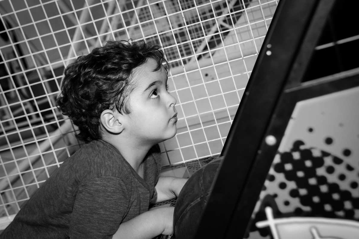 Enrico brincando no game no Buffet Fábrica da Alegria Morumbi