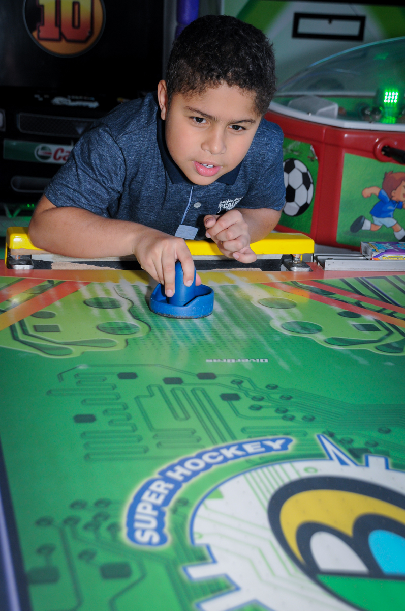 amiguinho do aniversariante jogando no futebol de mesa no Buffet Fábrica da Alegria Morumbi