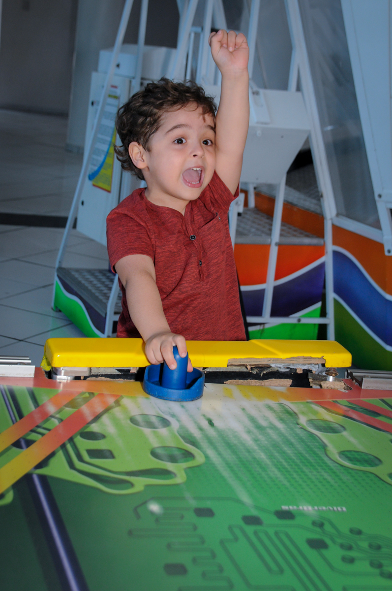 O aniversariante se diverte com o futebol de mesa no Buffet Fábrica da Alegria Morumbi