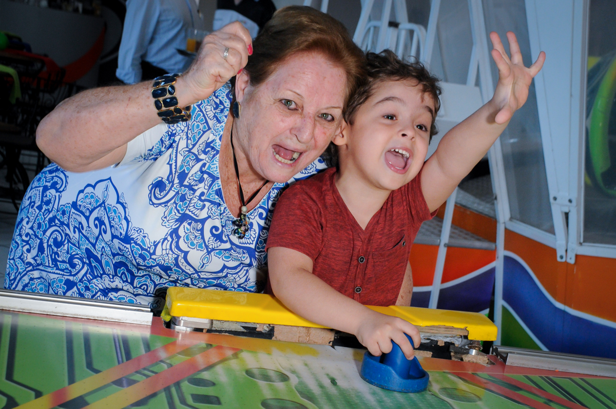 O aniversariante comemora gol com sua vó no Buffet Fábrica da Alegria Morumbi