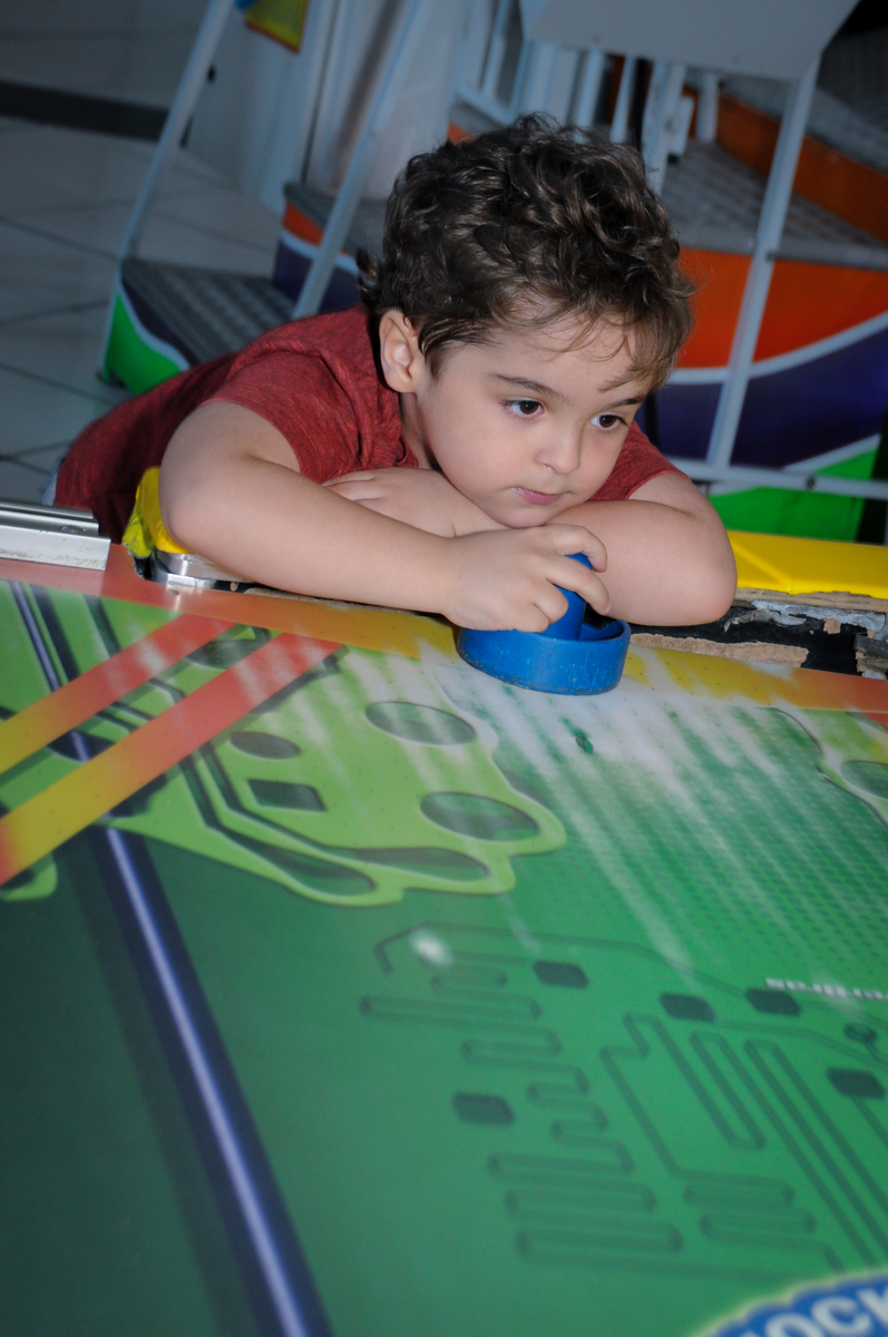 Enrico fica triste porque não fez gol no Buffet Fábrica da Alegria Morumbi