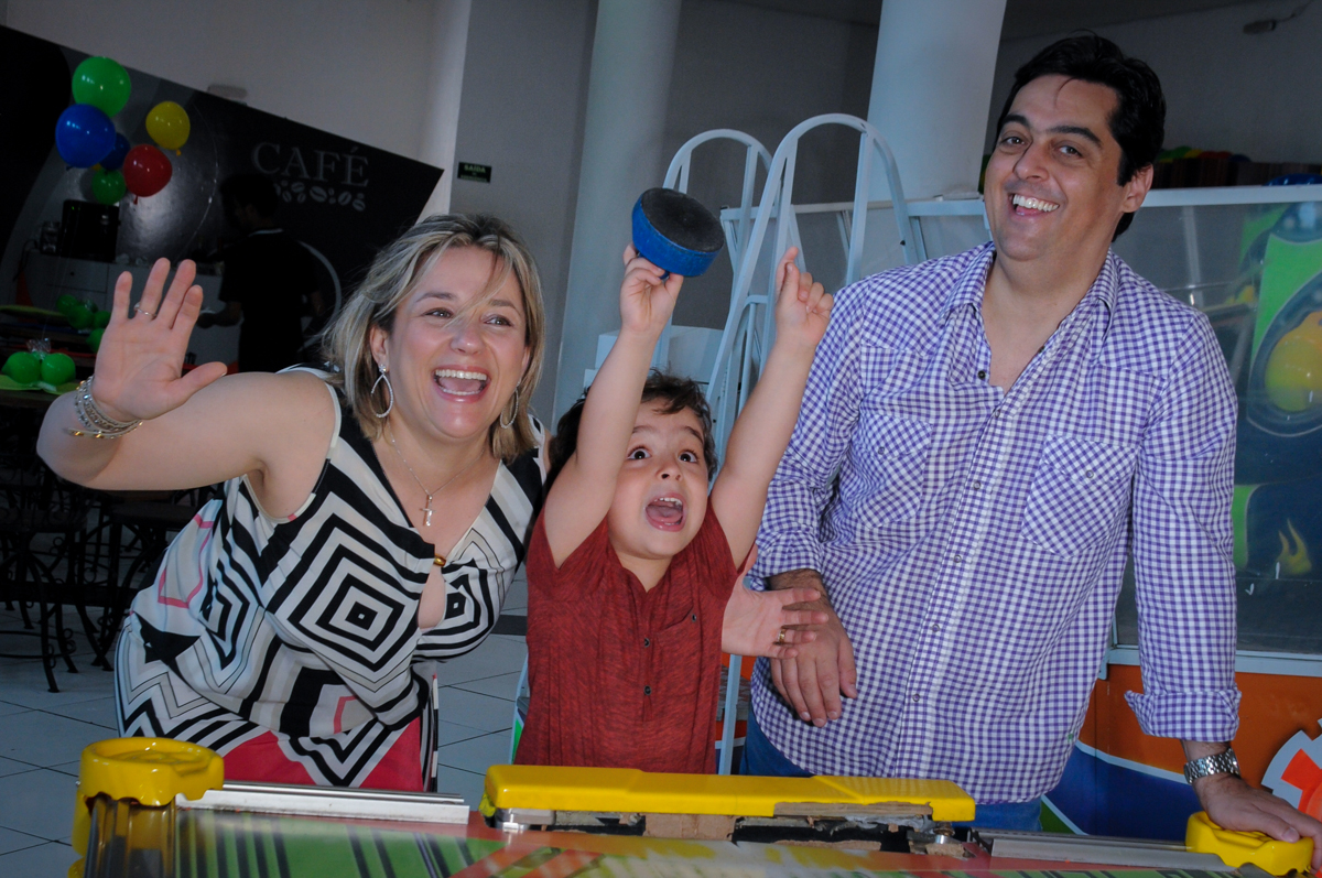 mais comemoração de gol de Enrico com seus pais no Buffet Fábrica da Alegria Morumbi