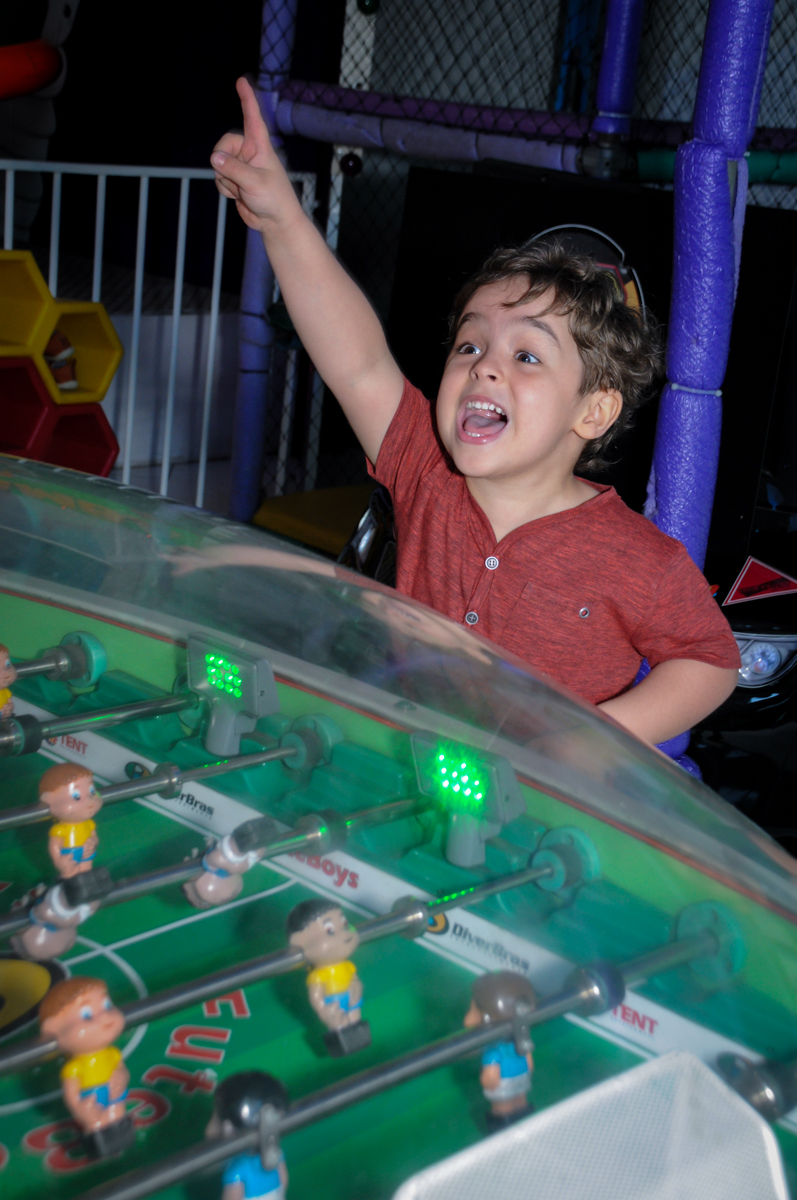 Enrico se diverte com os jogos no Buffet Fábrica da Alegria Morumbi