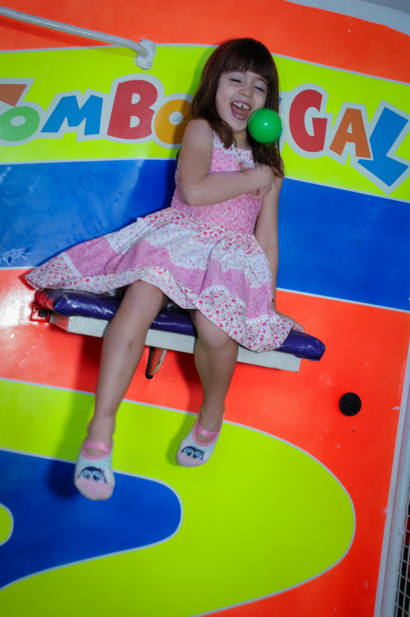 amiguinha do aniversariante brinca no tombo legal no Buffet Fábrica da Alegria Morumbi