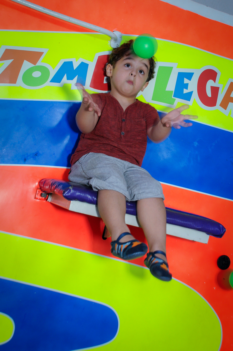 Agora é a vez do aniversariante brincar no tombo legal no Buffet Fábrica da Alegria Morumbi