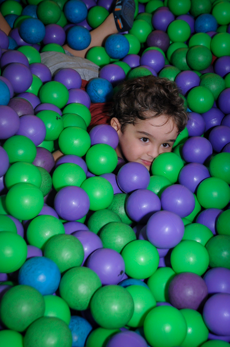 Enrico brinca na piscina de bolinha no Buffet Fábrica da Alegria Morumbi