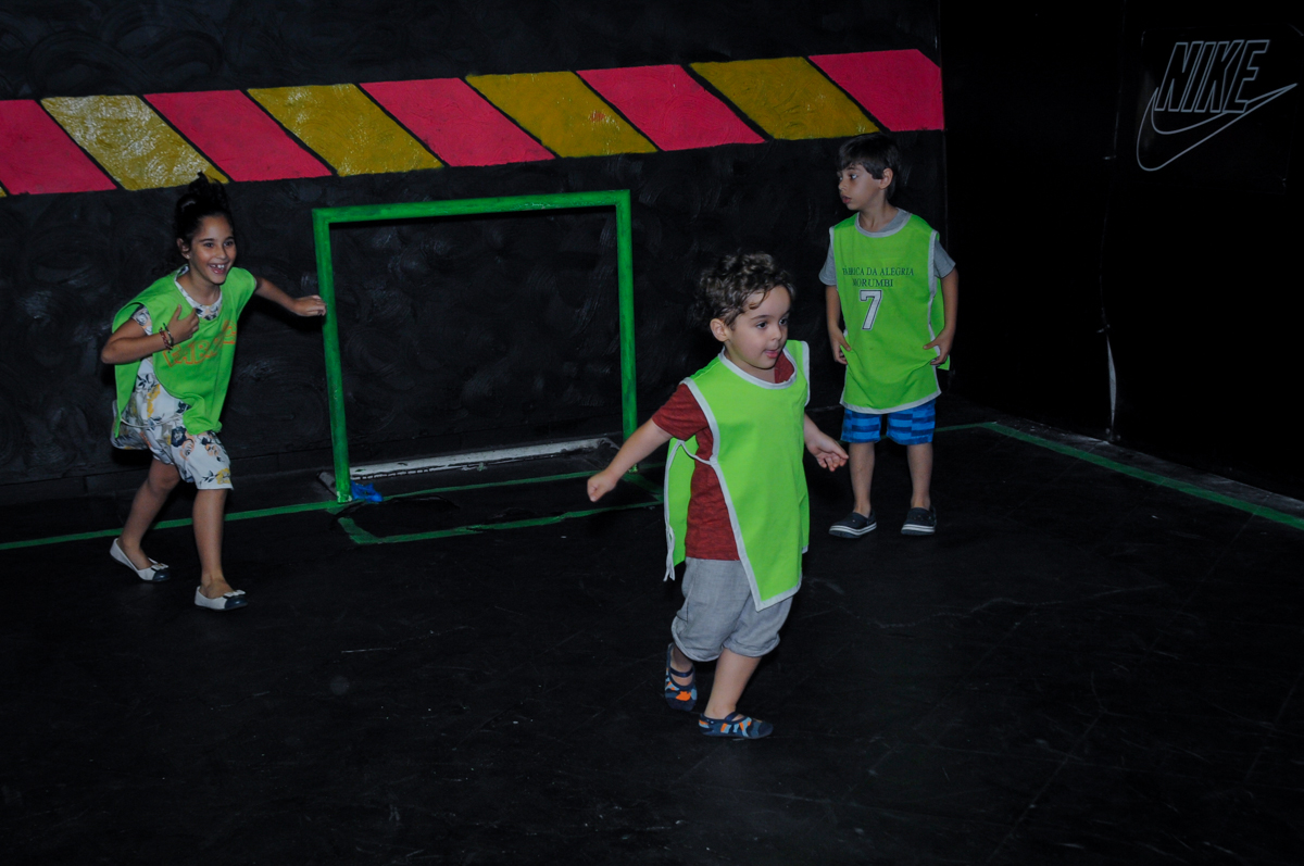 Hora do jogo de futebol no escuro no Buffet Fábrica da Alegria Morumbi