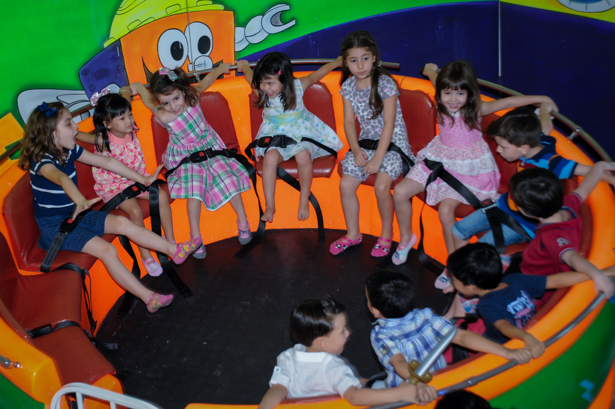 A criançada sa e diverte no labamba no Buffet Fábrica da Alegria Morumbi