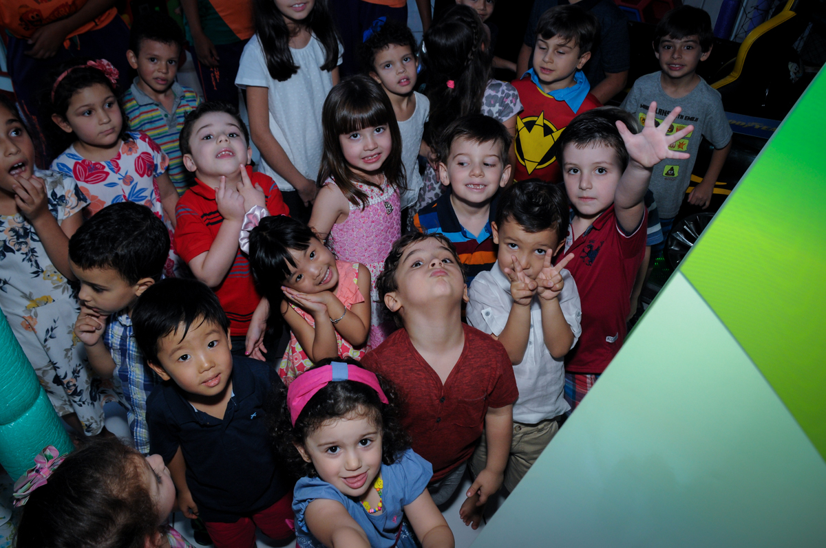 Preparando para assistir a retrospectiva do Enrico no Buffet Fábrica da Alegria Morumbi