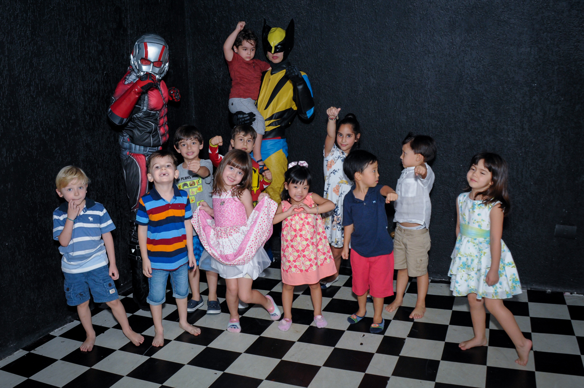 As crianças brincam na baladinha da festa do Enrico no Buffet Fábrica da Alegria Morumbi