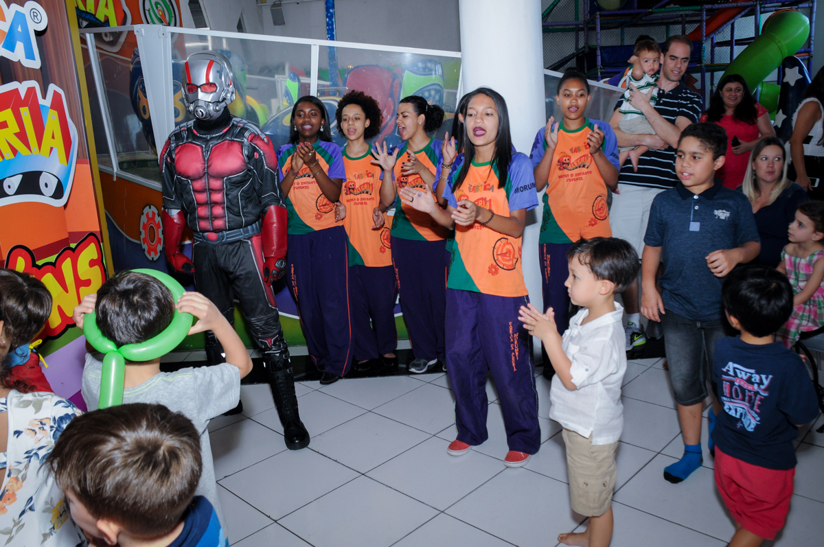 Os monitores se preparam para cantar parabéns para o Enrico no Buffet Fábrica da Alegria Morumbi