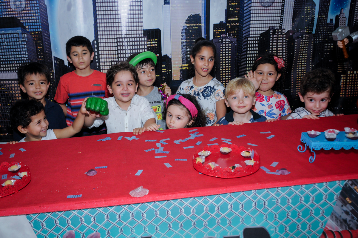 As crianças reunidas esperando pelo pedaço de bolo no Buffet Fábrica da Alegria Morumbi