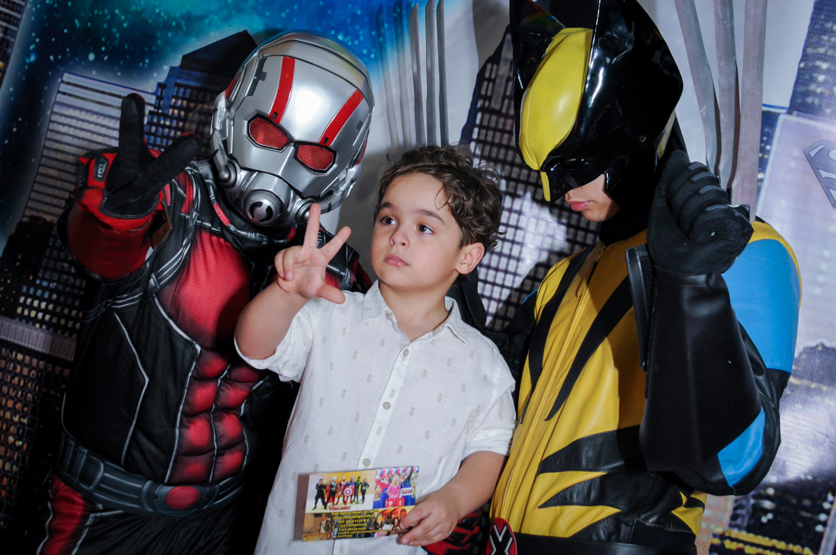Enrico posa para a foto com os super heróis no Buffet Fábrica da Alegria Morumbi
