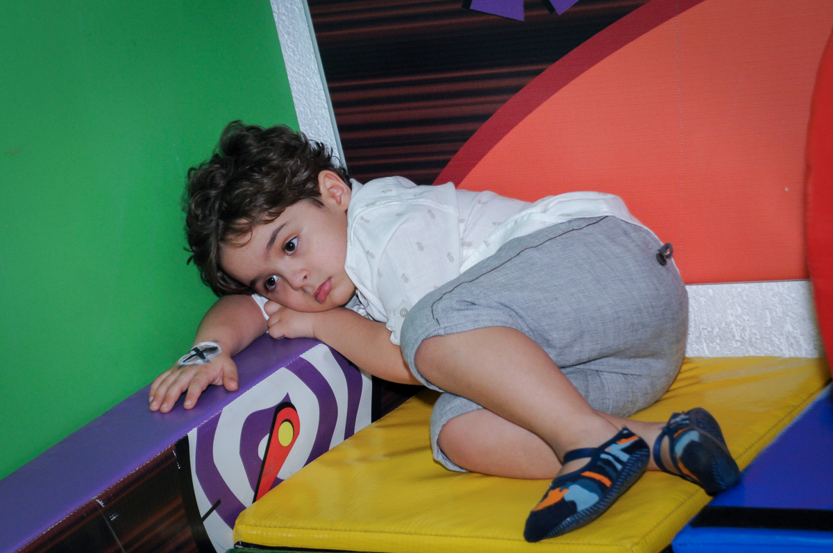 Enrico fica triste com o final da festa no Buffet Fábrica da Alegria Morumbi