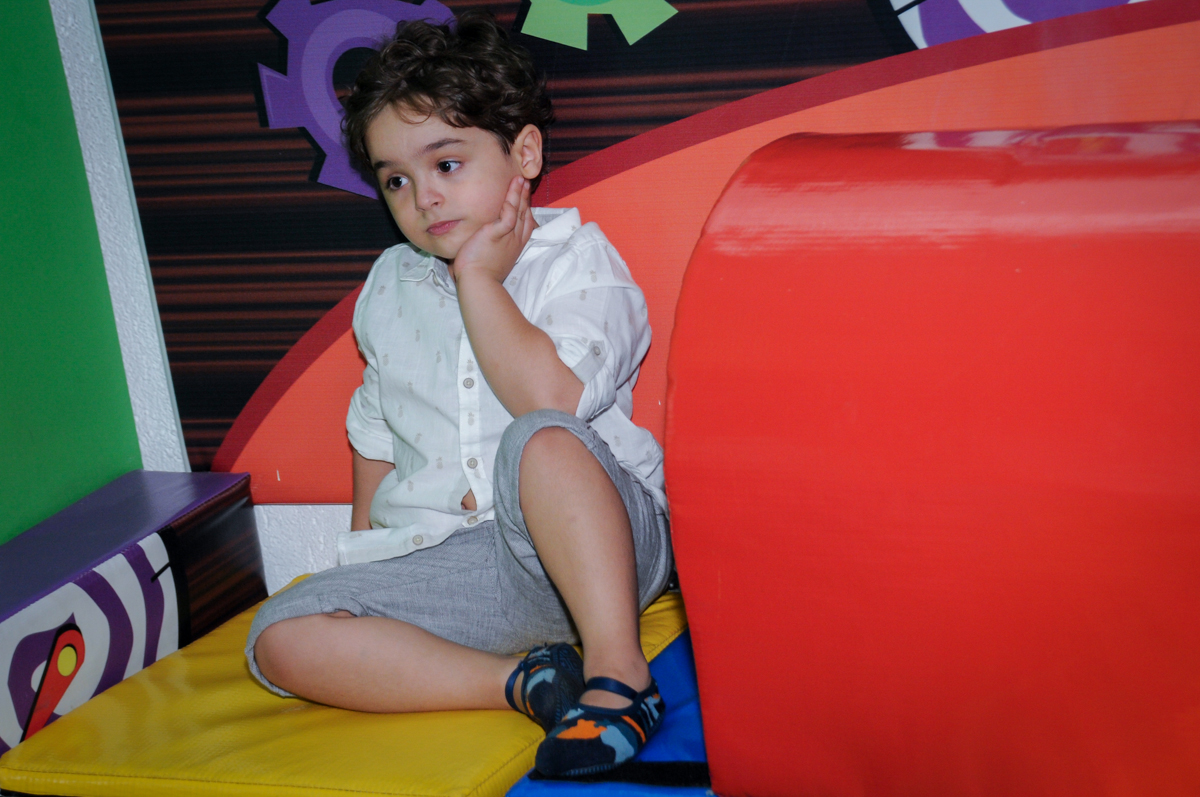 Carinha triste do aniversariante porque é o fim da festa no Buffet Fábrica da Alegria Morumbi