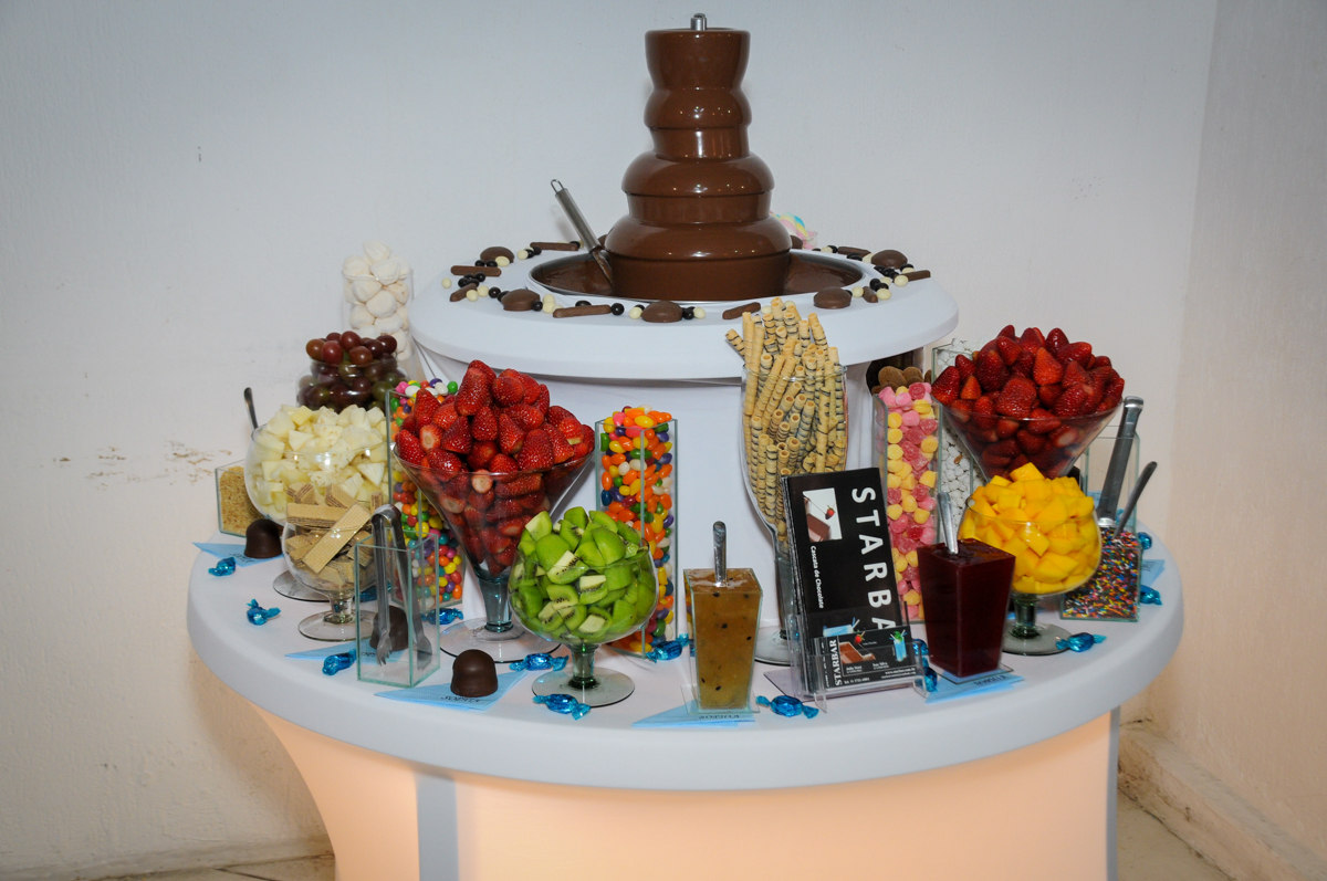 mesa de frutas com chocolate star bar no Buffet Fábrica da Alegria, Morumbi