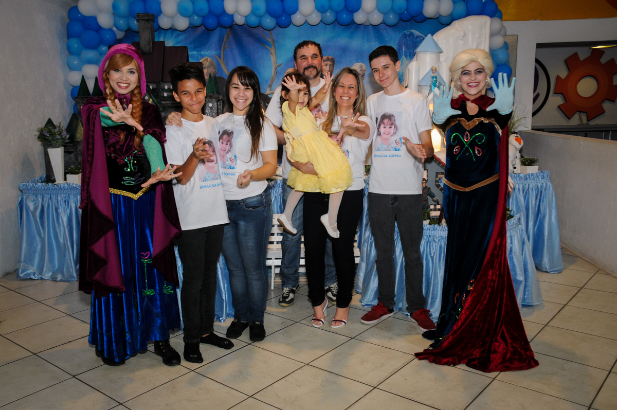 pose para foto da família da aniversariante em frente a mesa decorada frozen no Buffet Fábrica da Alegria, Morumbi