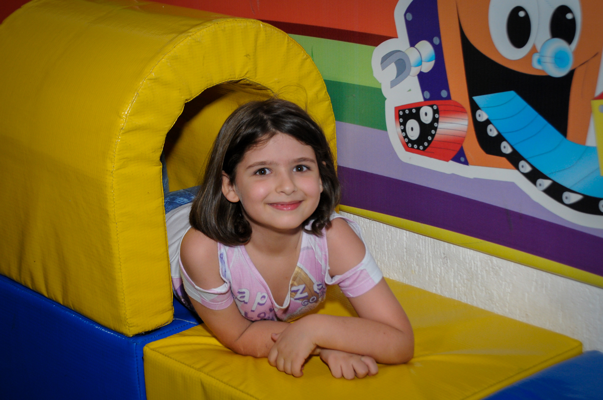 pose para foto na área baby no Buffet Fábrica da Alegria, Morumbi