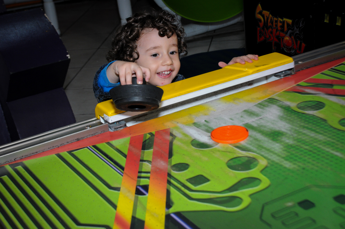 amiguinho brinca no futebol de mesa no Buffet Fábrica da Alegria, Morumbi