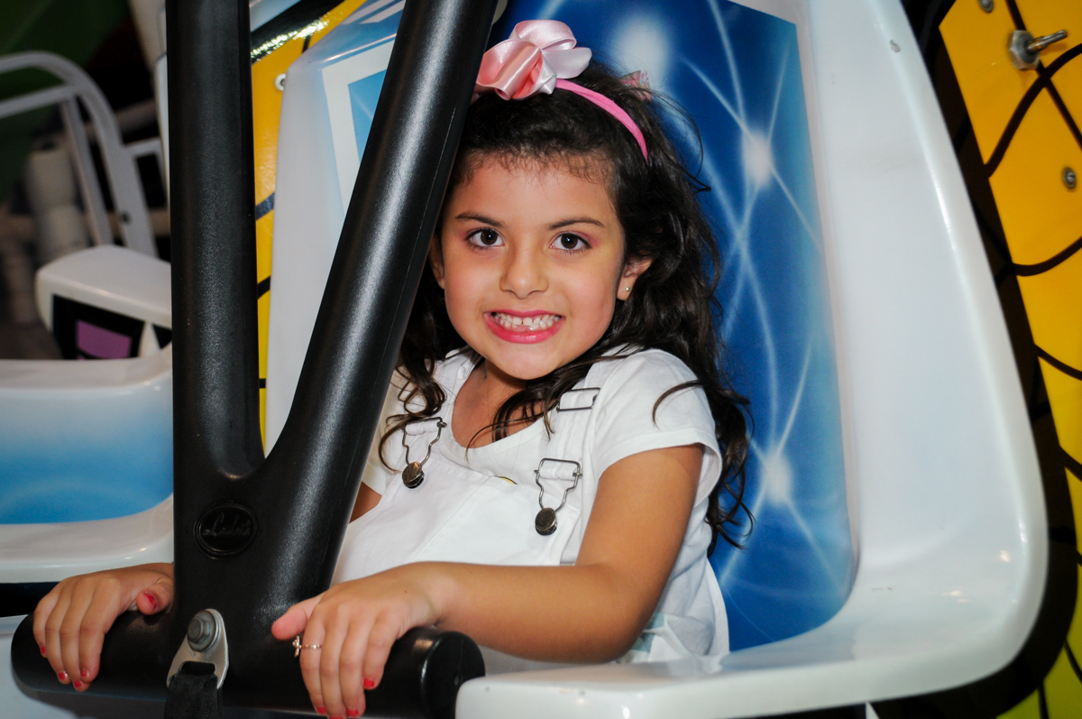 a convidada brinca no elevador no Buffet Fábrica da Alegria, Morumbi