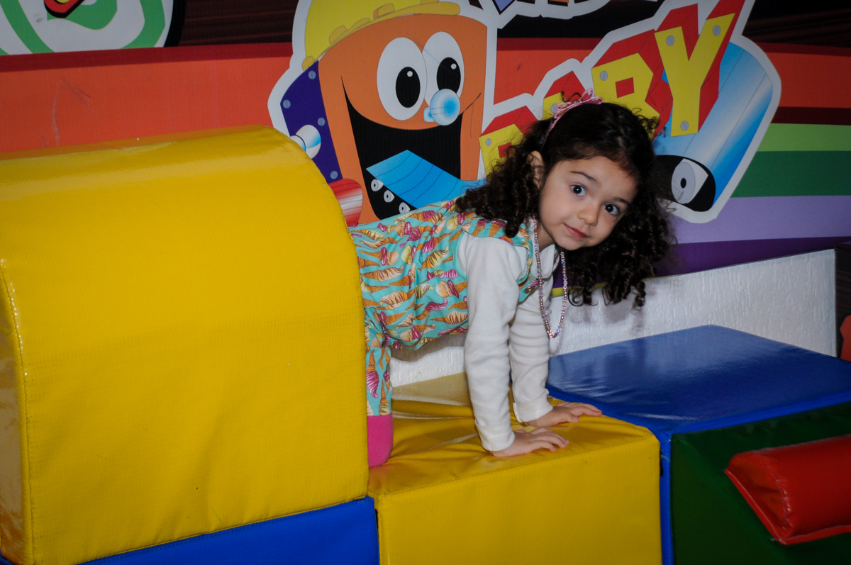 a convidada brinca na área baby no Buffet Fábrica da Alegria, Morumbi