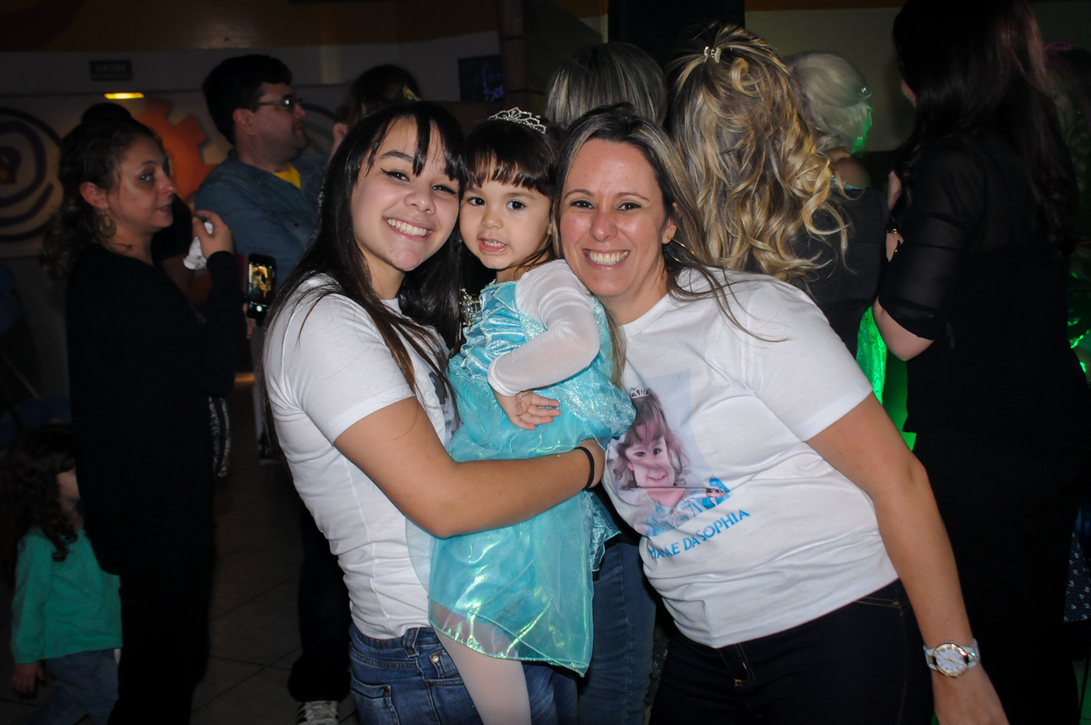 a aniversariante está vestida de elsa no Buffet Fábrica da Alegria, Morumbi