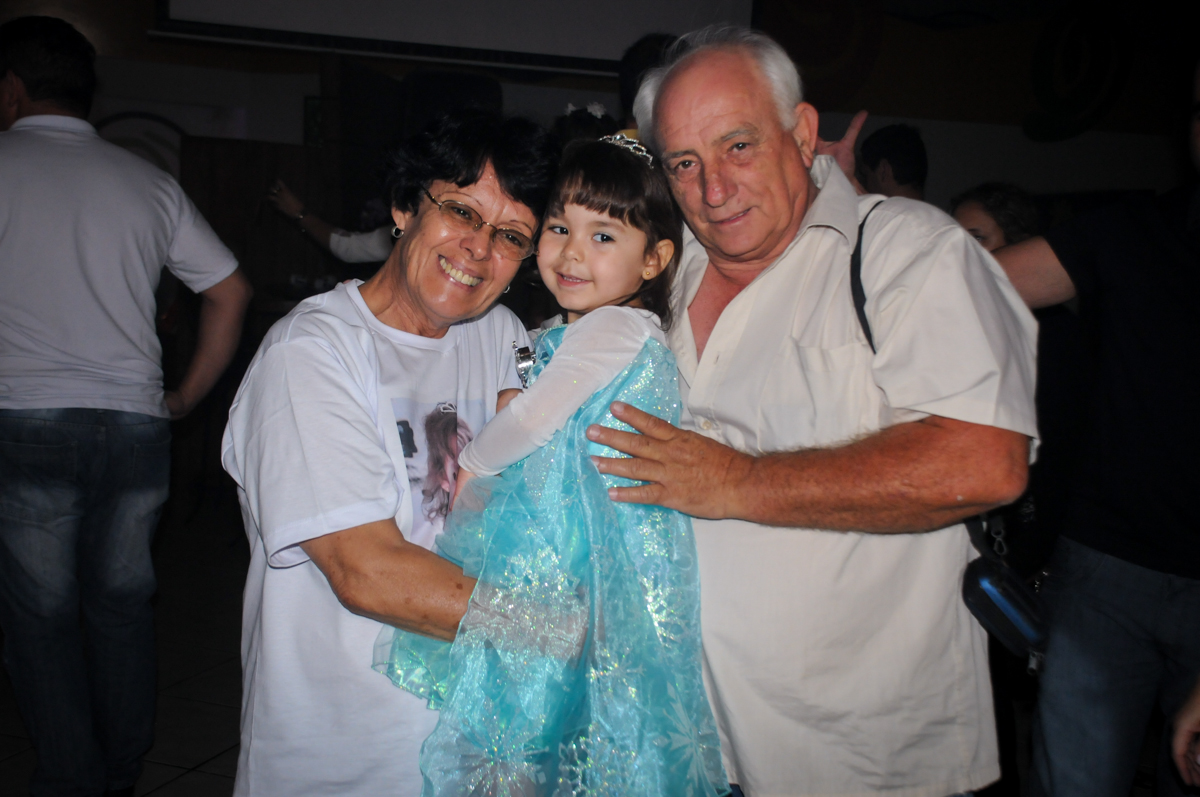 sophia é fotografada com os avós no Buffet Fábrica da Alegria, Morumbi