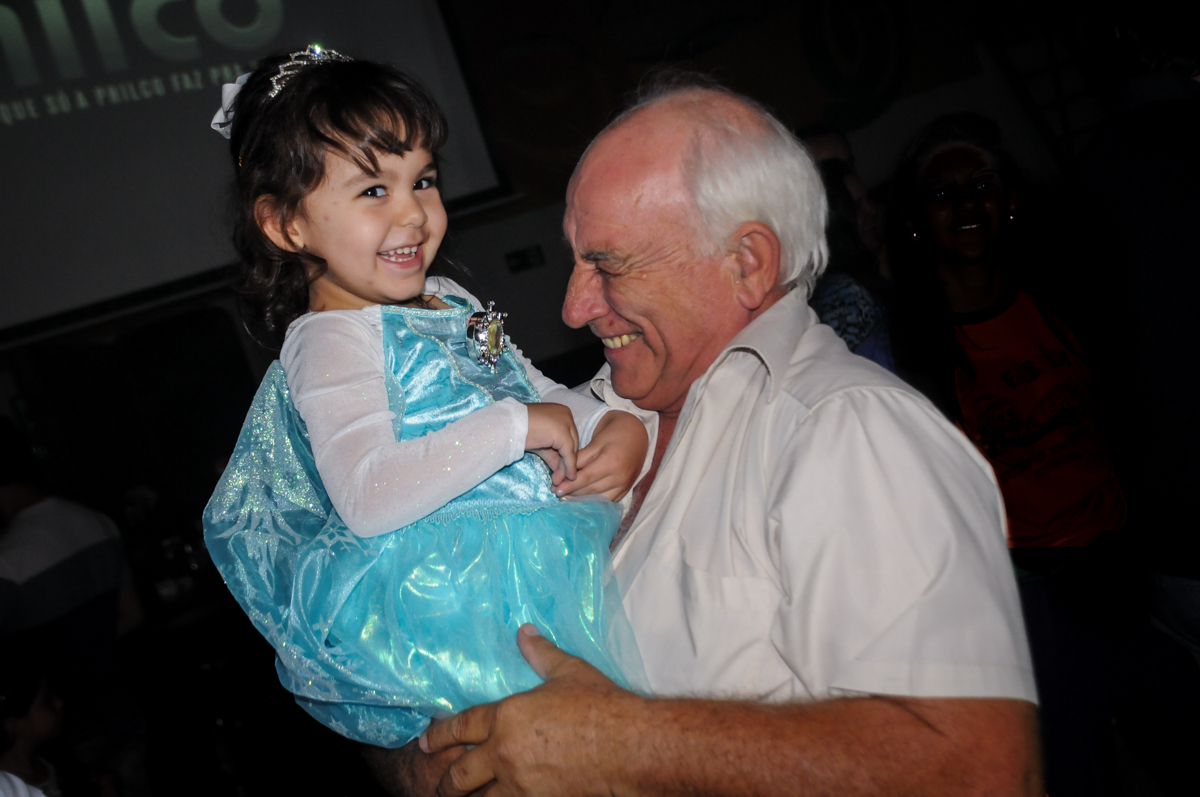 foto da aniversariante com o vovô no Buffet Fábrica da Alegria, Morumbi