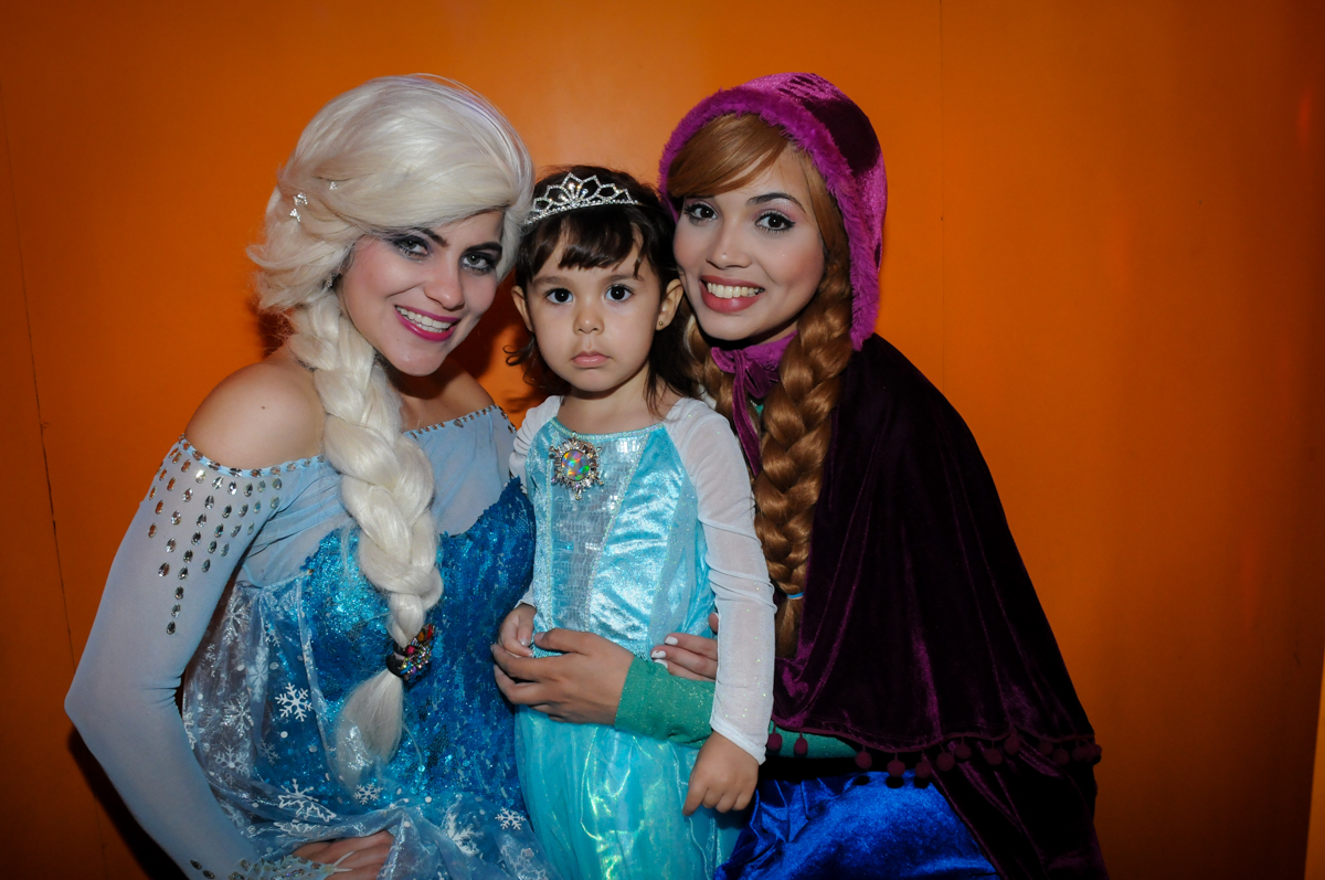 Sophia com a Ana e a Elsa na máquina do parabéns no Buffet Fábrica da Alegria, Morumbi
