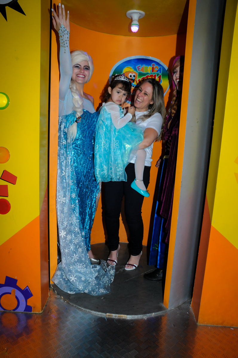 saída da aniversariante da máquina do parabéns no Buffet Fábrica da Alegria, Morumbi