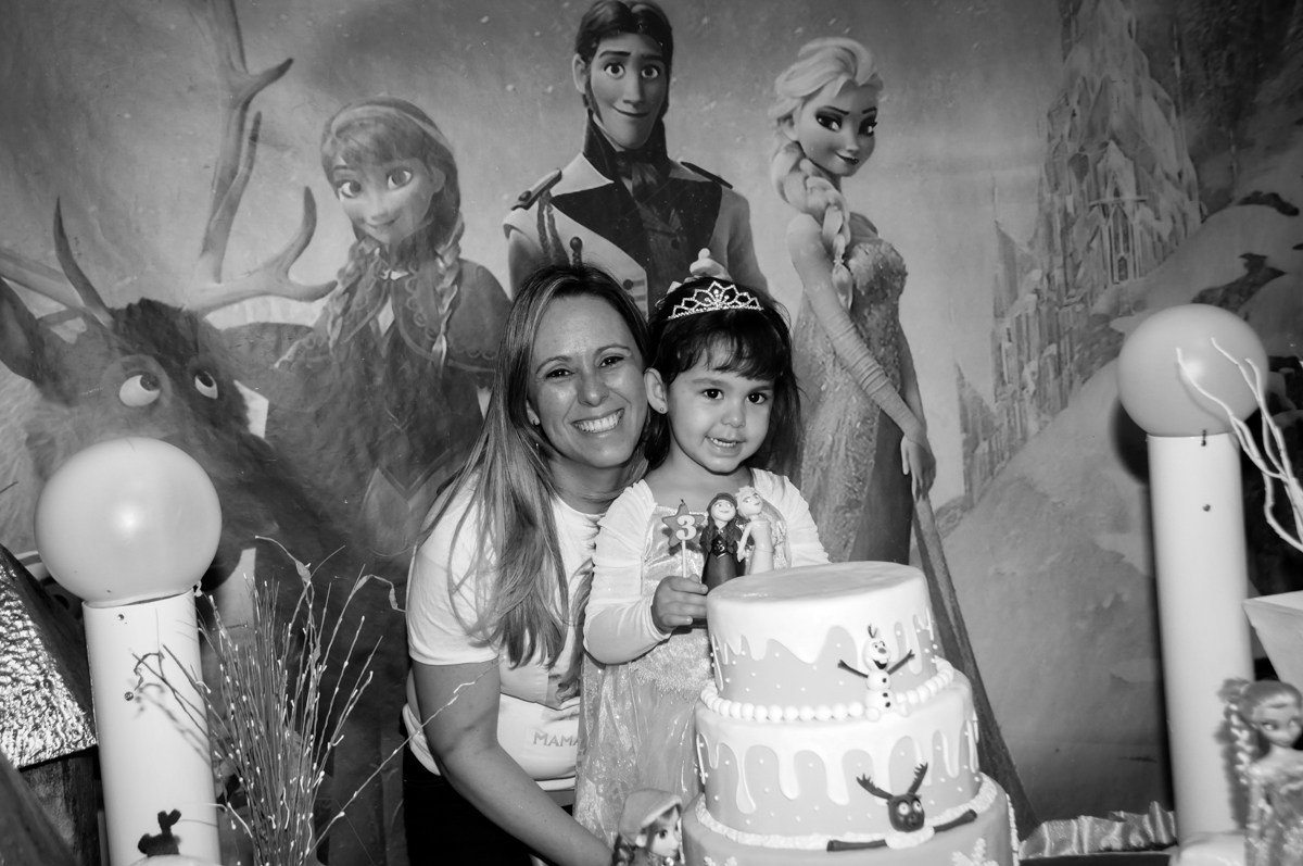 foto de sophia com sua mãe na mesa decorada frozen no Buffet Fábrica da Alegria, Morumbi