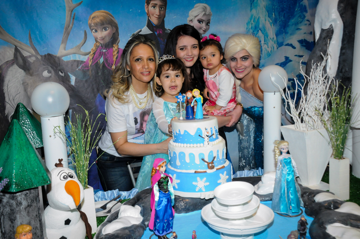 foto da família na mesa do bolo decorada frozen no Buffet Fábrica da Alegria, Morumbi