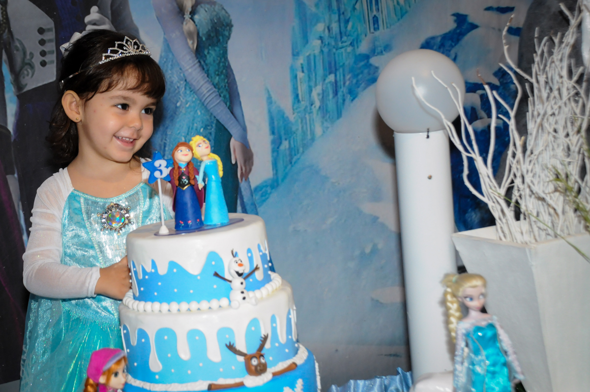 mais foto da família na mesa do bolo tema frozen no Buffet Fábrica da Alegria, Morumbi