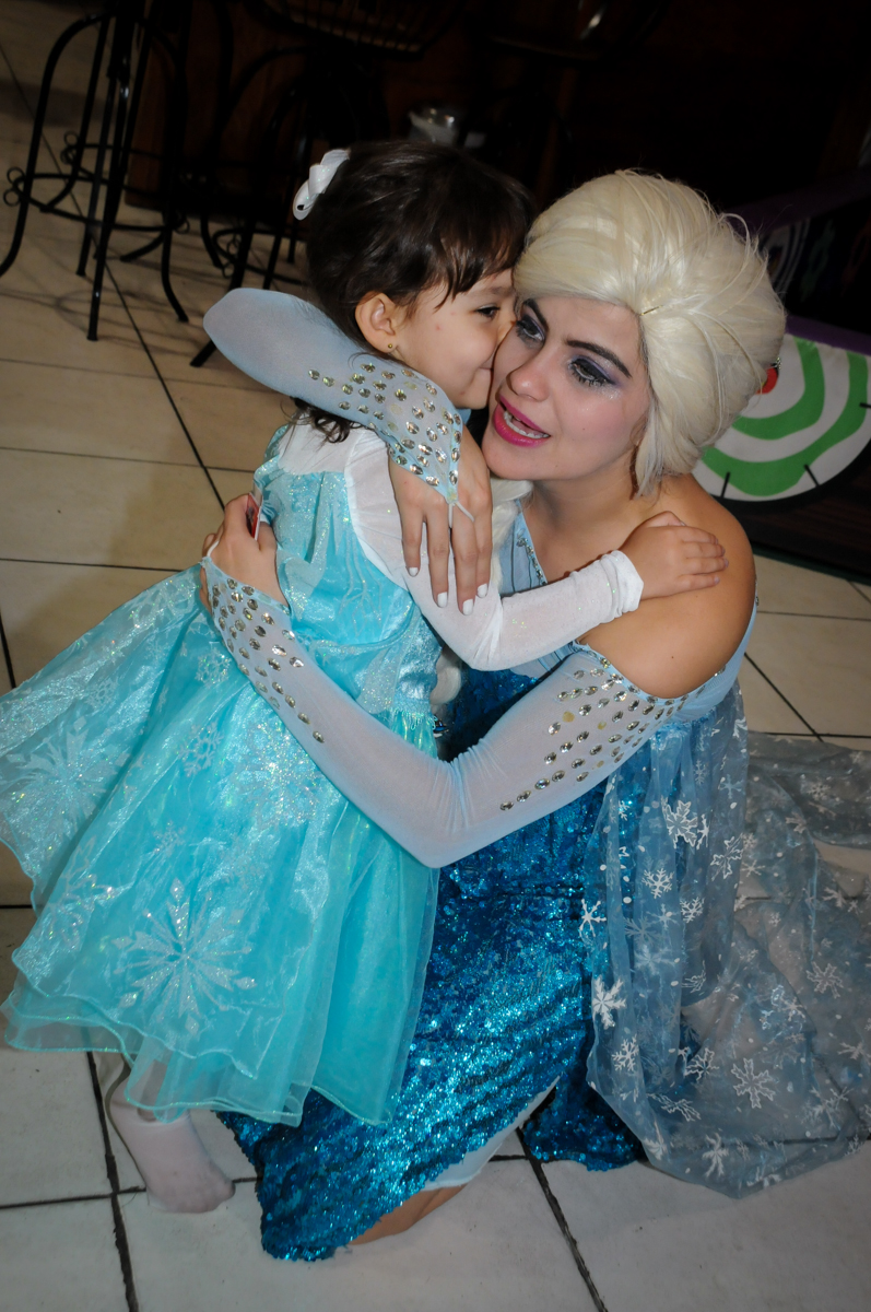 fim da festa com abraço apertado da aniversariante n elsa no Buffet Fábrica da Alegria, Morumbi