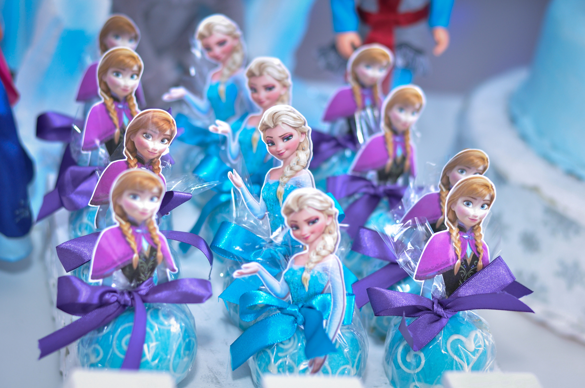 mesa decorada no Condomínio São Paulo, SP, tema da festa Frozen