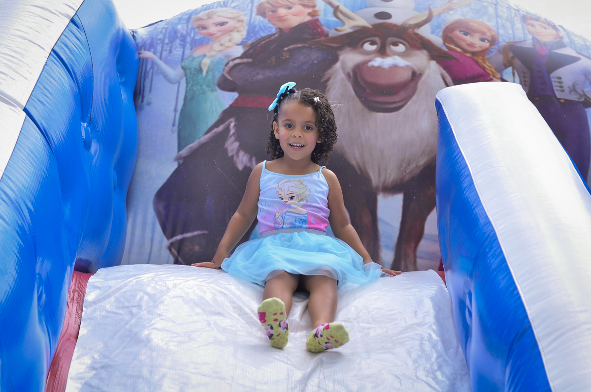 letícia se diverte no escorregador inflável no Condomínio São Paulo, SP, tema da festa Frozen