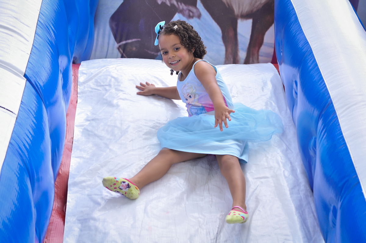 muita alegria na festa de aniversário de camile 10 anos e letícia 4 anos no Condomínio São Paulo, SP, tema da festa Frozen