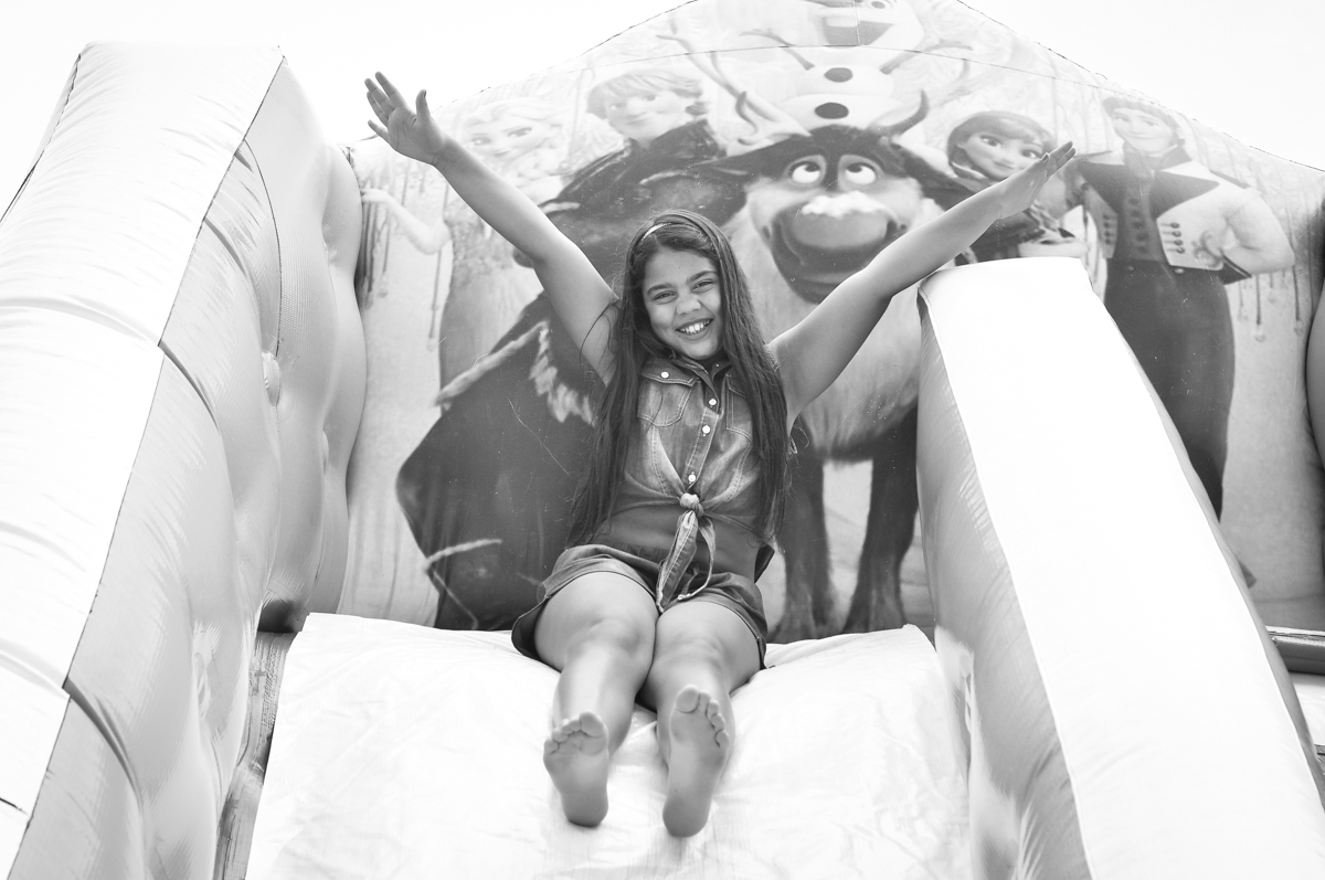 camile 10 anos também se divete no escorregador inflável no Condomínio São Paulo, SP, tema da festa Frozen