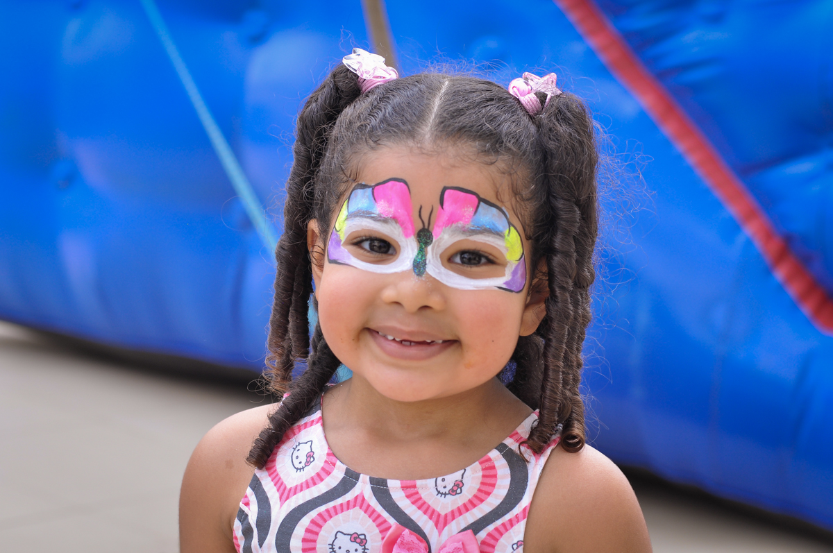 amiguinha faz pintura no rosto na festa de aniversário no Condomínio São Paulo, SP, tema da festa Frozen