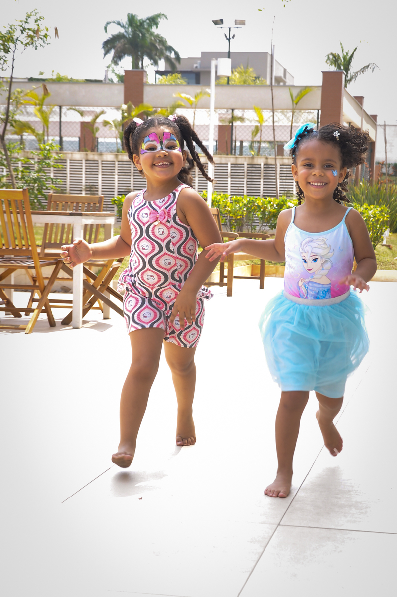 A brincadeira agora de de correr no Condomínio São Paulo, SP, tema da festa Frozen