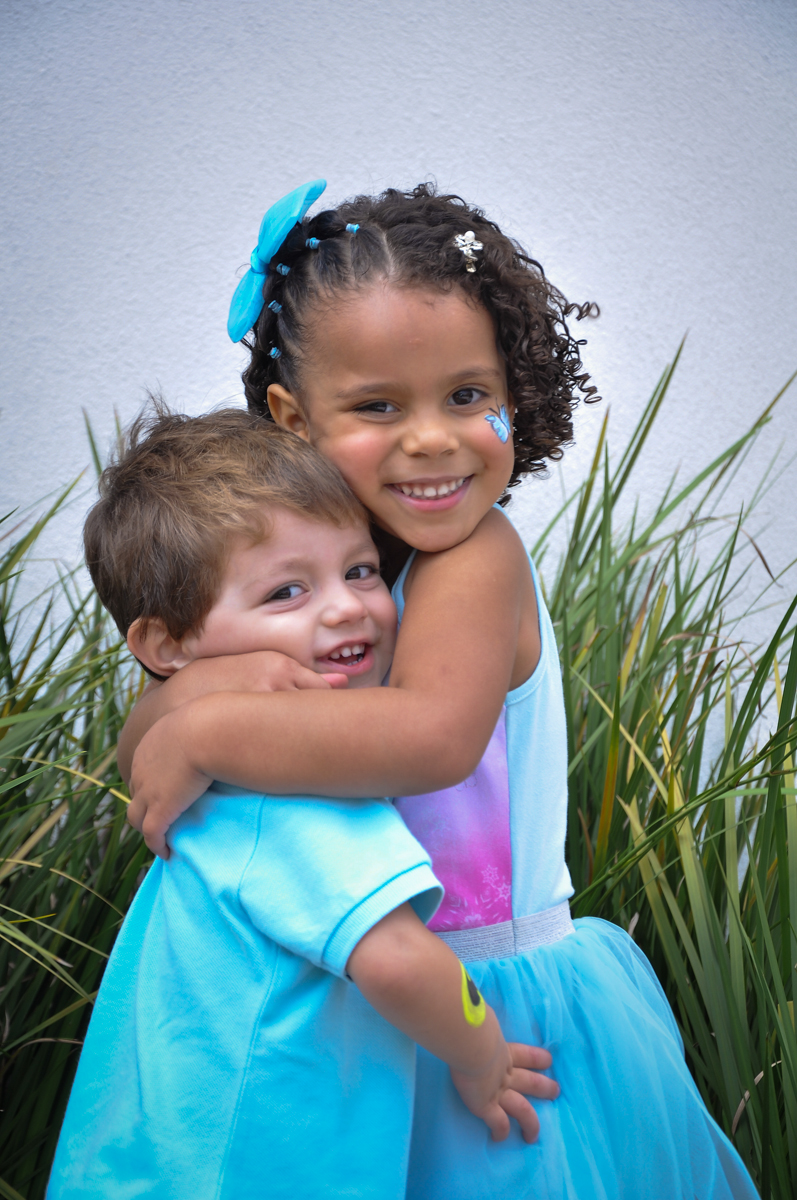 Letícia corre para receber o convidado que chega em sua festa no Condomínio São Paulo, SP, tema da festa Frozen