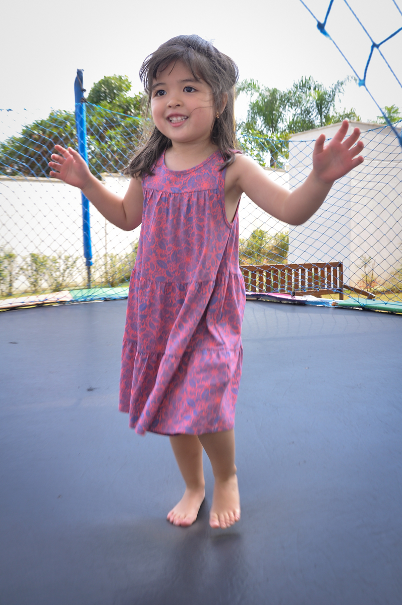 amiguinha se diverte no pula pula no Condomínio São Paulo, SP, tema da festa Frozen