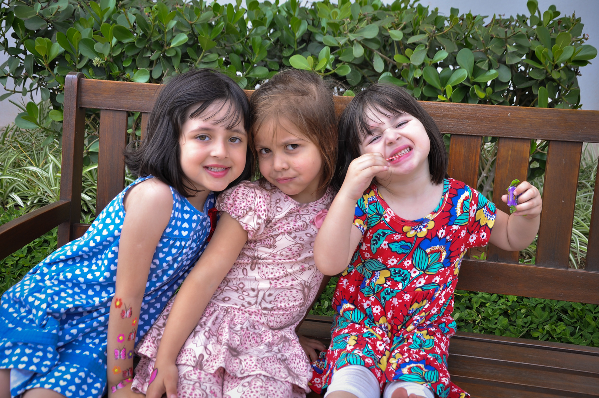 a criançada se reune para a foto na festa de aniversário de camile e letícia no Condomínio São Paulo, SP, tema da festa Frozen