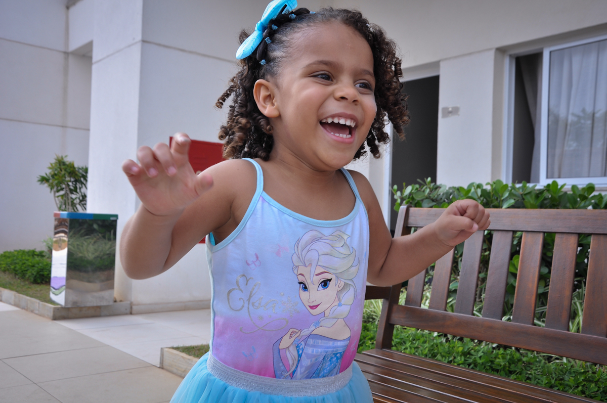 sorriso radiante da aniversariante em sua festa no Condomínio São Paulo, SP, tema da festa Frozen