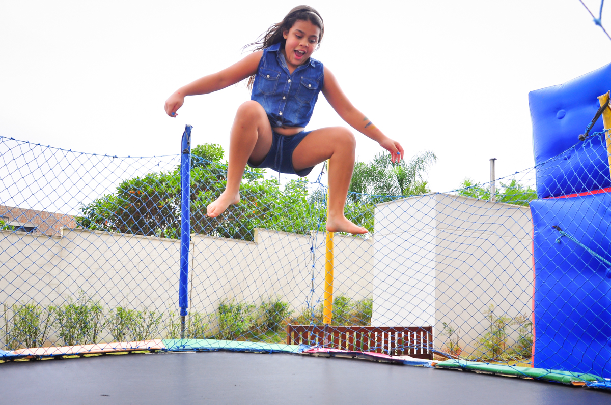 vamos ver quem pula mais alto no Condomínio São Paulo, SP, tema da festa Frozen