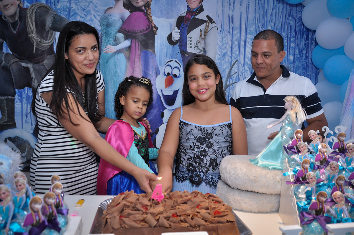 cortando o primeiro pedaço de bolo, quem será que vai ganhar? no Condomínio São Paulo, SP, tema da festa Frozen
